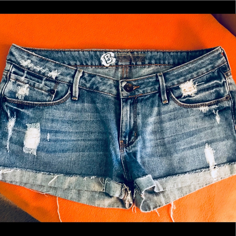 Distressed jeans shorts 💙